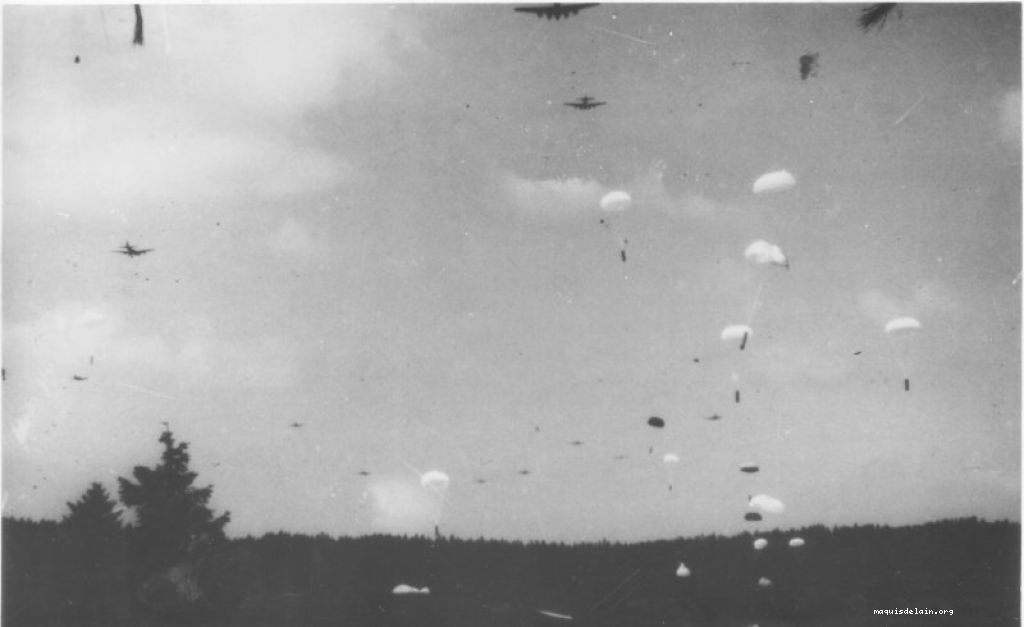 Parachutage des 36 forteresses volantes (photo Marc Guy juillet 1944)