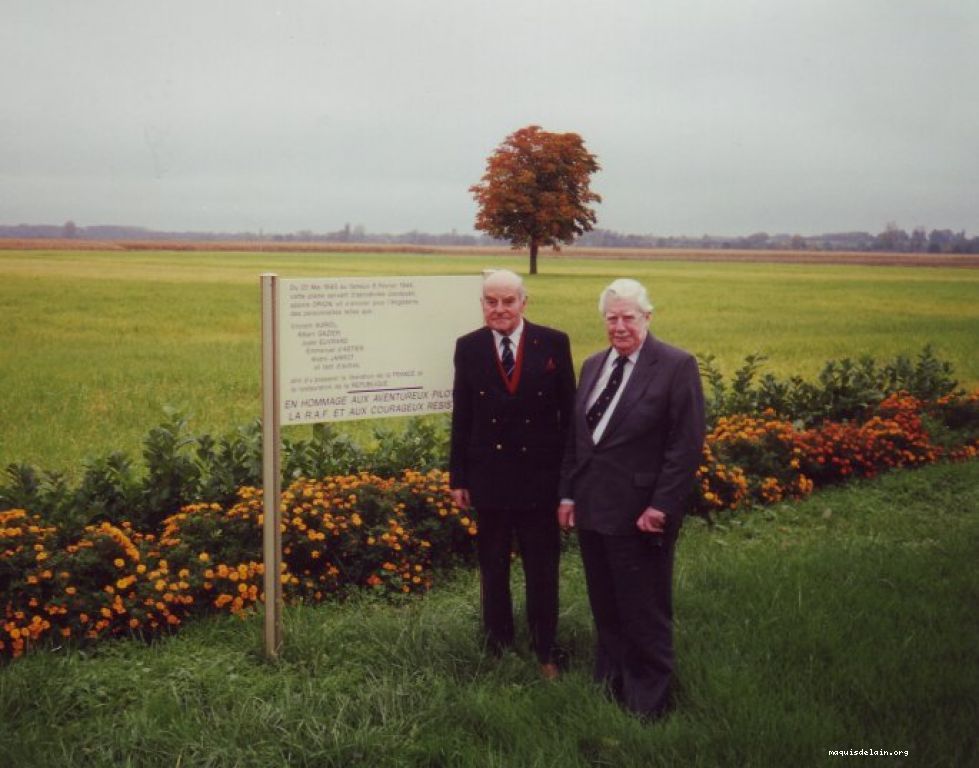 de gauche à droite : Sir Lewis HODGES (Air Chief Marshal) et Eddie SHINE qui utilisèrent ce terrain durant l'occupation. (Photo Marius Roche)