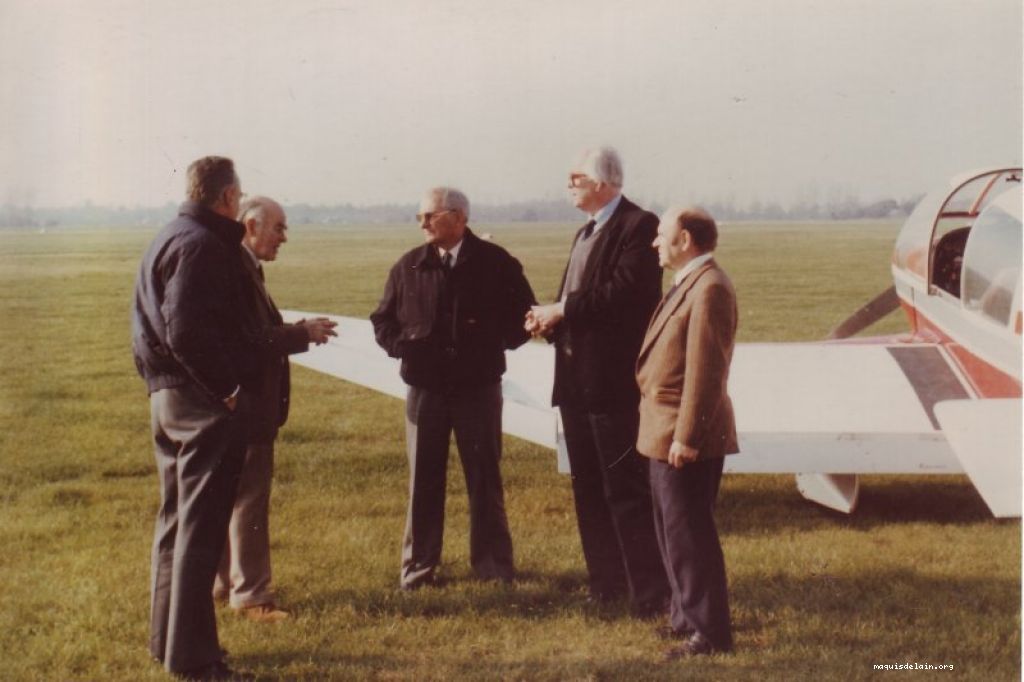 Accueil sur le terrain de Goodwood Airfield - De gauche à
droite : Jean SOUBEYRAND, Sir Lewis HODGES, Henri GIROUSSE,
Marius ROCHE, Louis BLETEL
