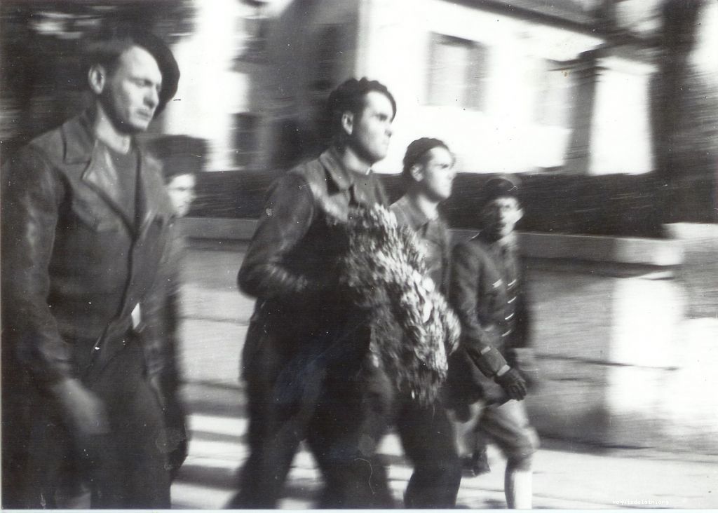 Devant l'Hotel de ville, les porteurs de la gerbe. De gauche à droite René ESCOFFIER, Julien ROCHE, Marius ROCHE et DE LASSUS ST GENIES