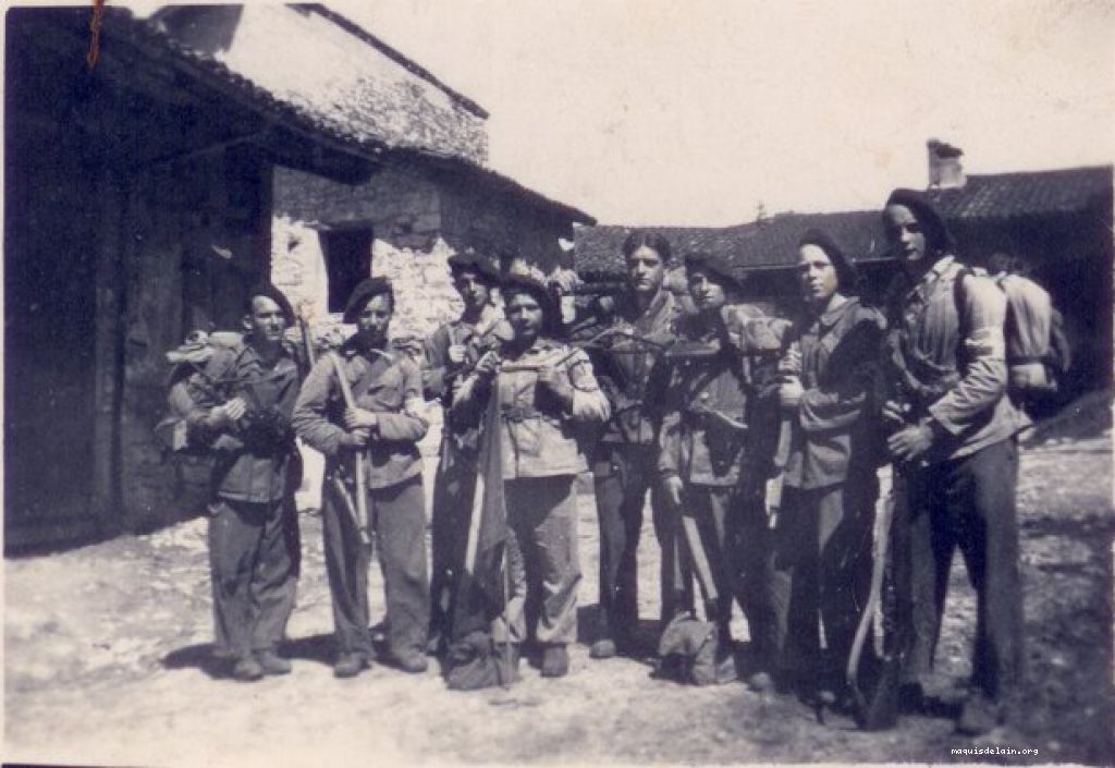 Photo prise dans l'Ain, avant la mi-juillet 1944.
Vous pourrez y reconnaître :
Férélloc Maurice, grièvement blessé le 11 juillet 1944,
Huon (prénom Jean ?),
Forteguerre, Chef de groupe,
Chochon, tué le 11 juillet 1944, le jour où Férélloc et JG ont été blessés;
Faihy dit Pat, tué sur le front de Dunkerque, Fin 1944;
Seigneur Pierre, décédé en 1978 ??;
Gindrey Jacques, dit Bébé,
D’Hulst Amant