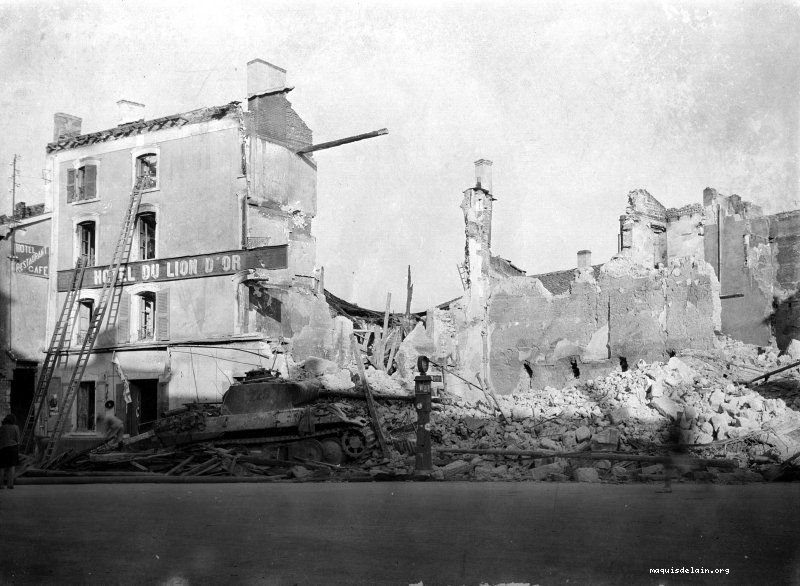 Char Mark V « Panther » devant ce qui reste de l’hôtel du Lion d’Or. Le distributeur d’essence en s’enflammant a communiqué le feu aux habitations.