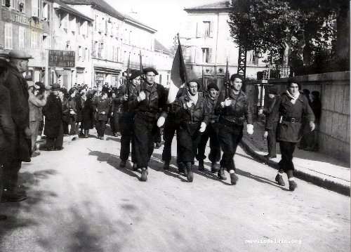 Les maquisards portent le drapeau à croix de Lorraine