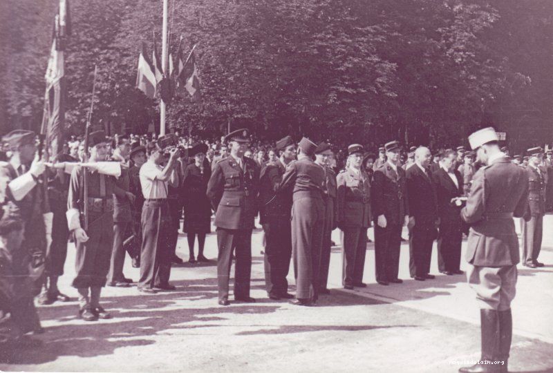 Décoration du capitaine PAUL des maquis de l'AIn par le général DE LATTRE DE TASSIGNY