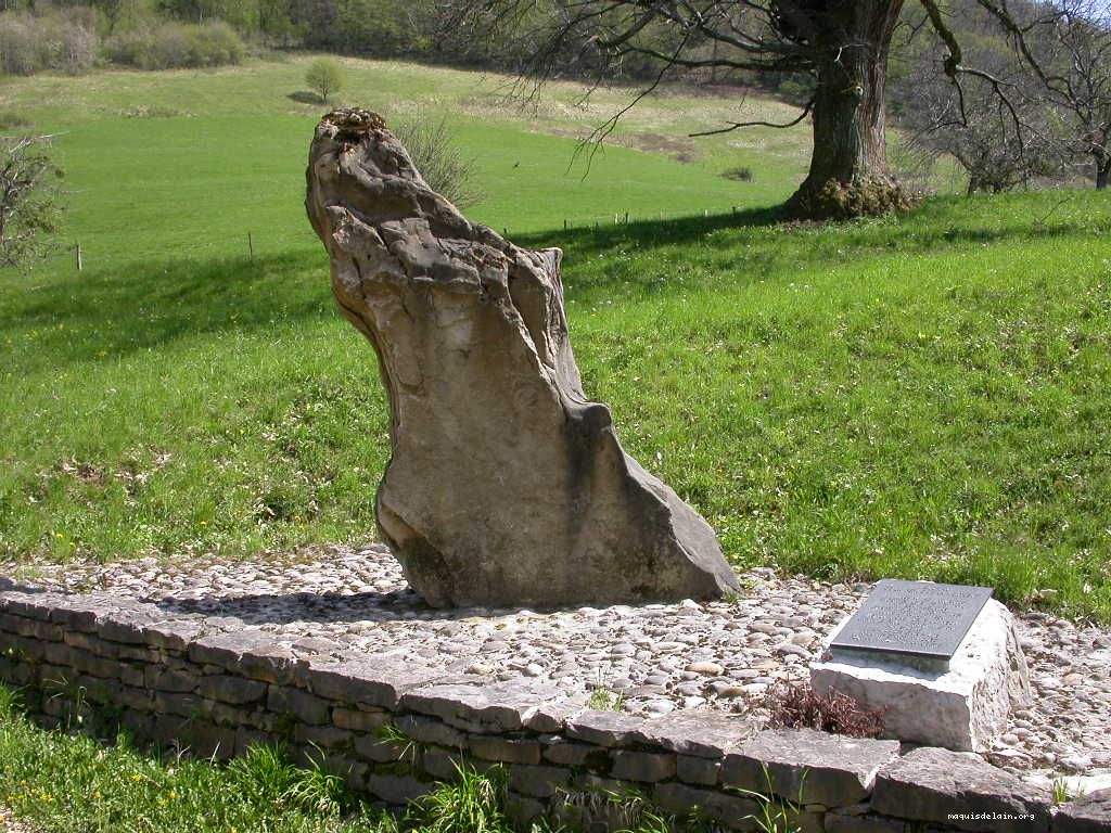 Cette pierre montre la direction que les maquisards empruntèrent lors de leur retraite