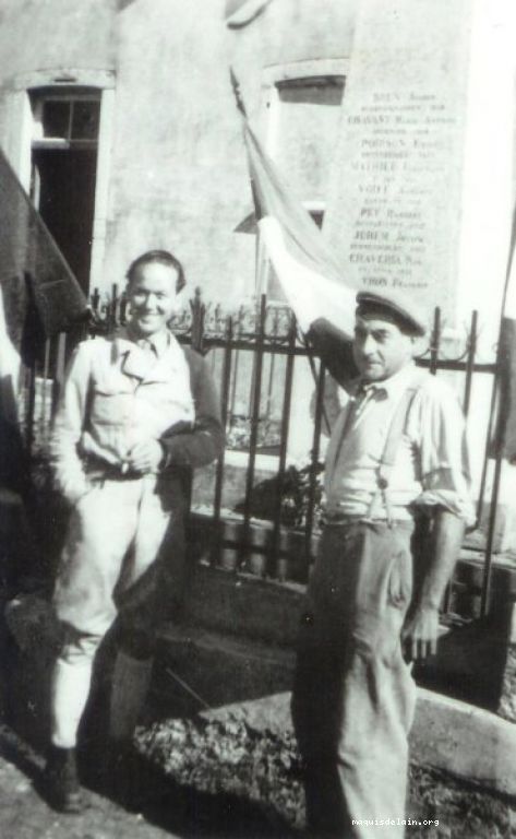 A gauche Lucien BONNET (dit DUNOIR adjoint au chef régional de R1, le 14 juillet 1943 - et Marius CHAVANT