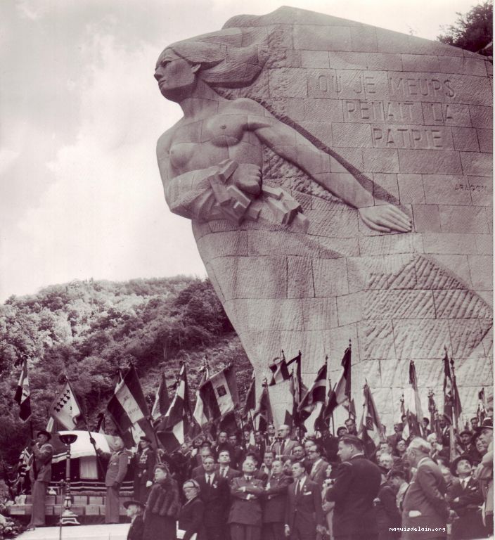 Inhumation du Maquisard inconnu en 1954 à Cerdon <br> au monument du Val d'Enfer