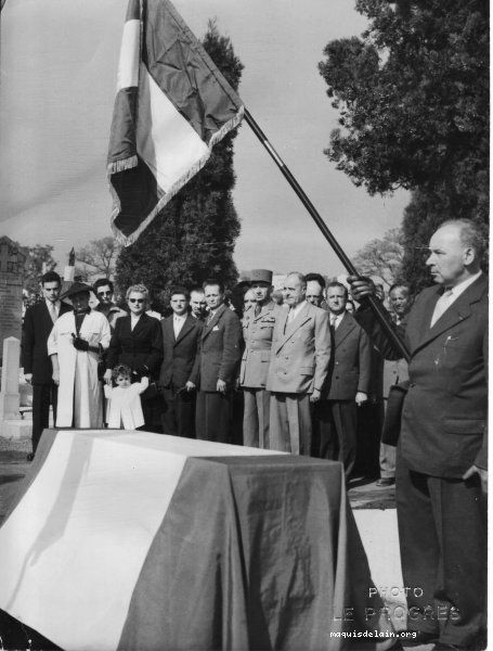 A gauche, Mme Albert CHAMBONNET, ses enfants et petit enfant. Au centre, le colonel Alban VISTEL son successeur.