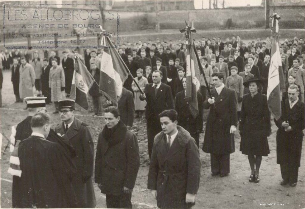 Cérémonie de décoration du drapeau et de trois lycéens FUJ. De gauche à droite : Guilland, Marinet et Laprade.