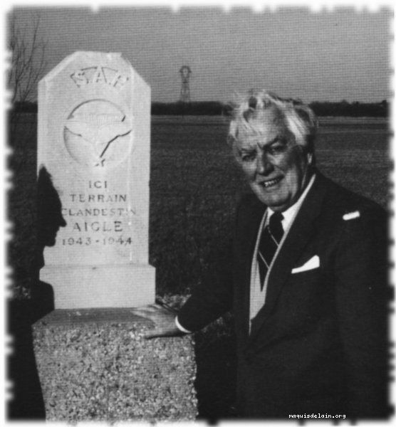 Hugh VERITY pose à côté de la stèle (Photo Marius Roche)